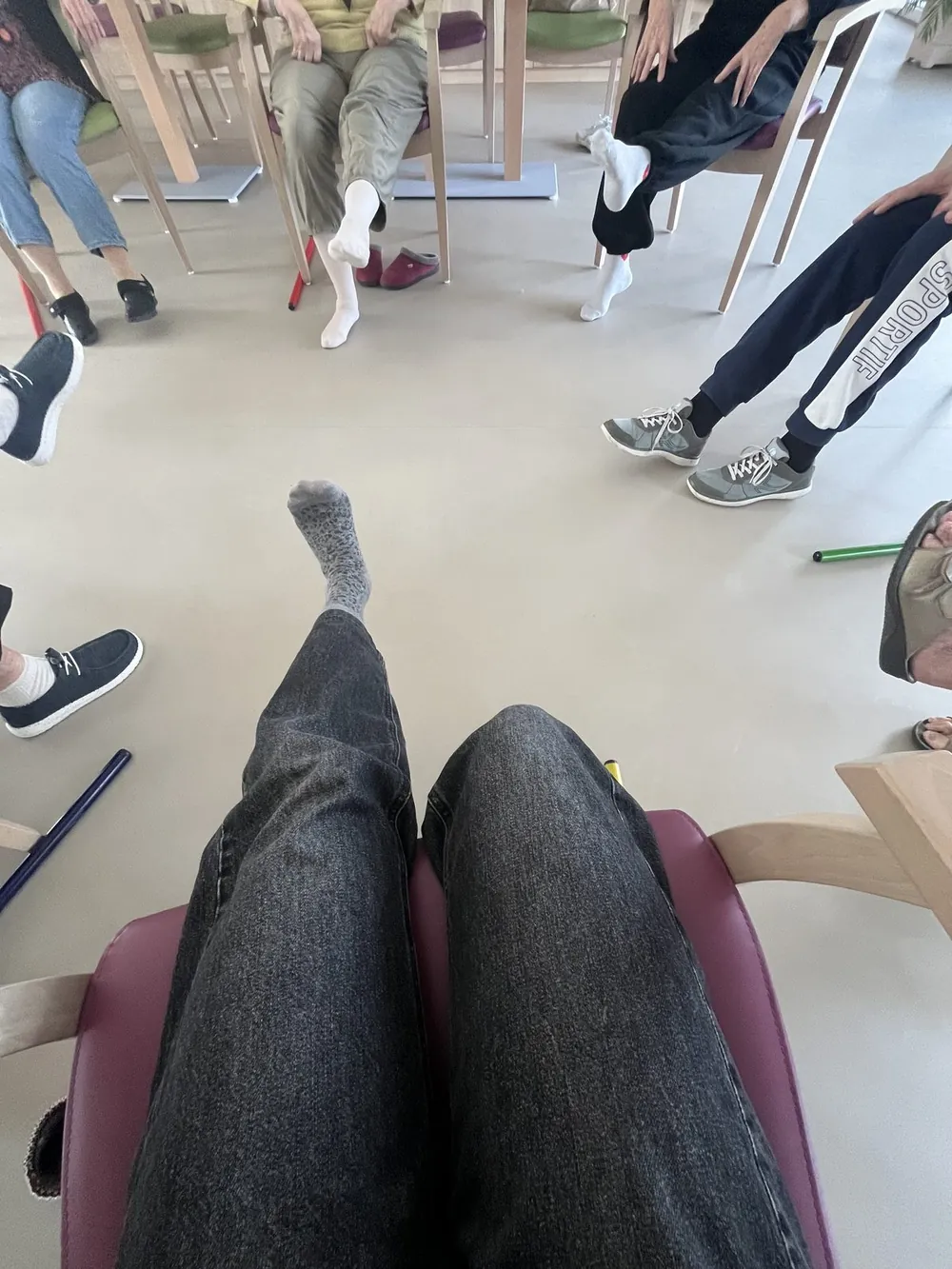 Personne âgée en séance de motricité